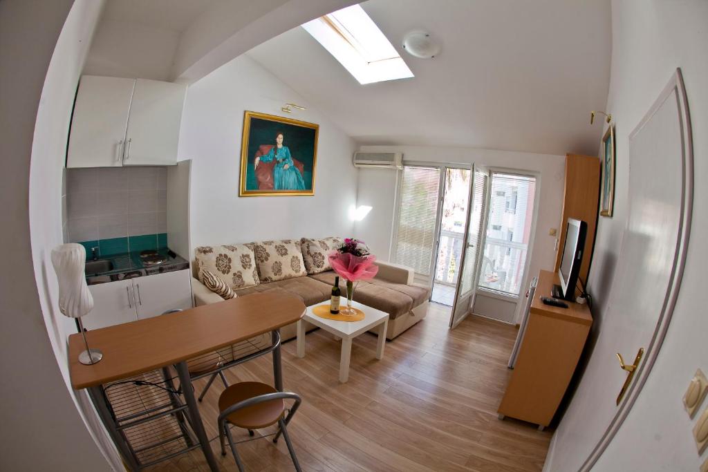 Apartment 10